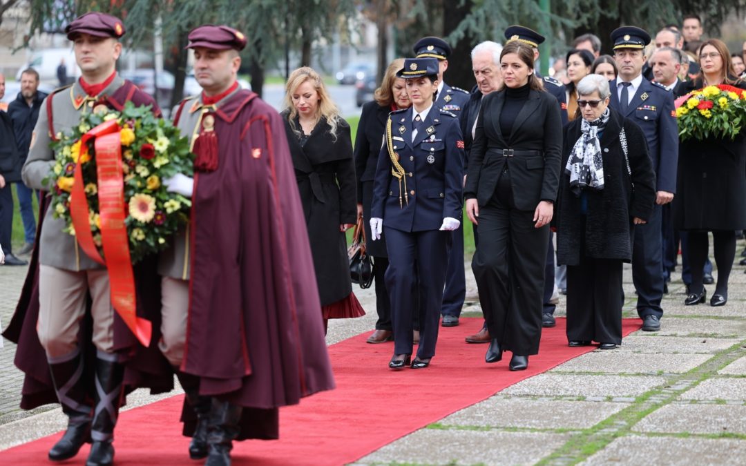 Делегација од Кабинетот на Претседателот положи цвеќе пред споменикот на Свети Климент Охридски во Скопје