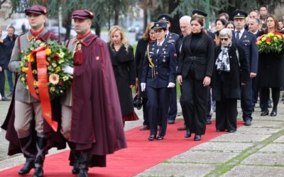 Делегација од Кабинетот на Претседателот положи цвеќе пред споменикот на Свети Климент Охридски во Скопје