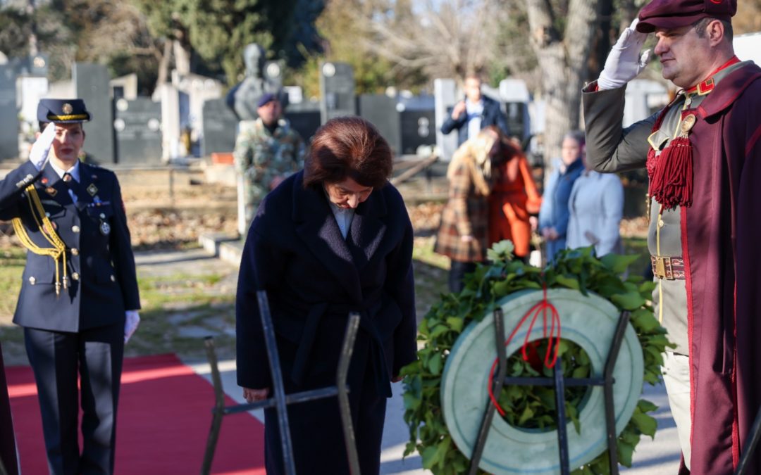 Претседателката Сиљановска-Давкова положи цвеќе на гробот на поранешниот претседател Киро Глигоров по повод 14-годишнината од неговата смрт