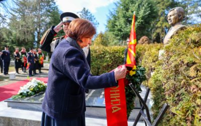 Сиљановска-Давкова положи венец со свежо цвеќе на вечните почивалишта на претседателот Борис Трајковски и на членовите на делегацијата