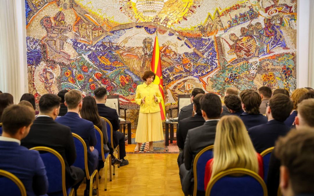 Сиљановска-Давкова со воведен говор на панел-дискусијата на Европските демократски студенти