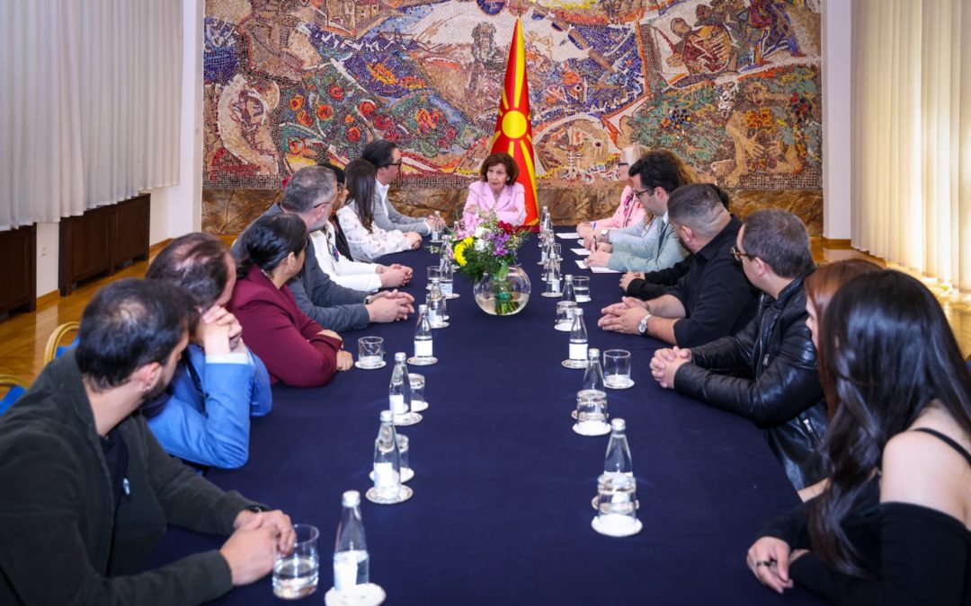 Сиљановска-Давкова на средба со ромски уметници: Потребна е видливост и рамноправност на уметниците Роми