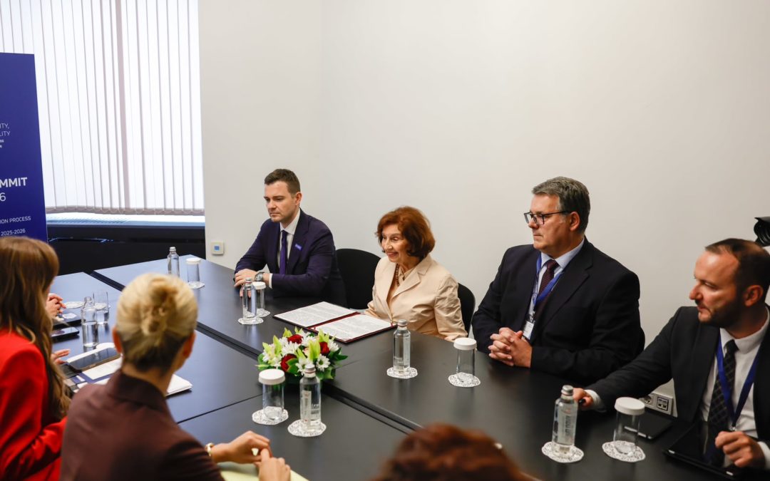 Сиљановска-Давкова во Софија оствари средба со Албулена Хаџиу, вршител на должноста претседателка на Косово