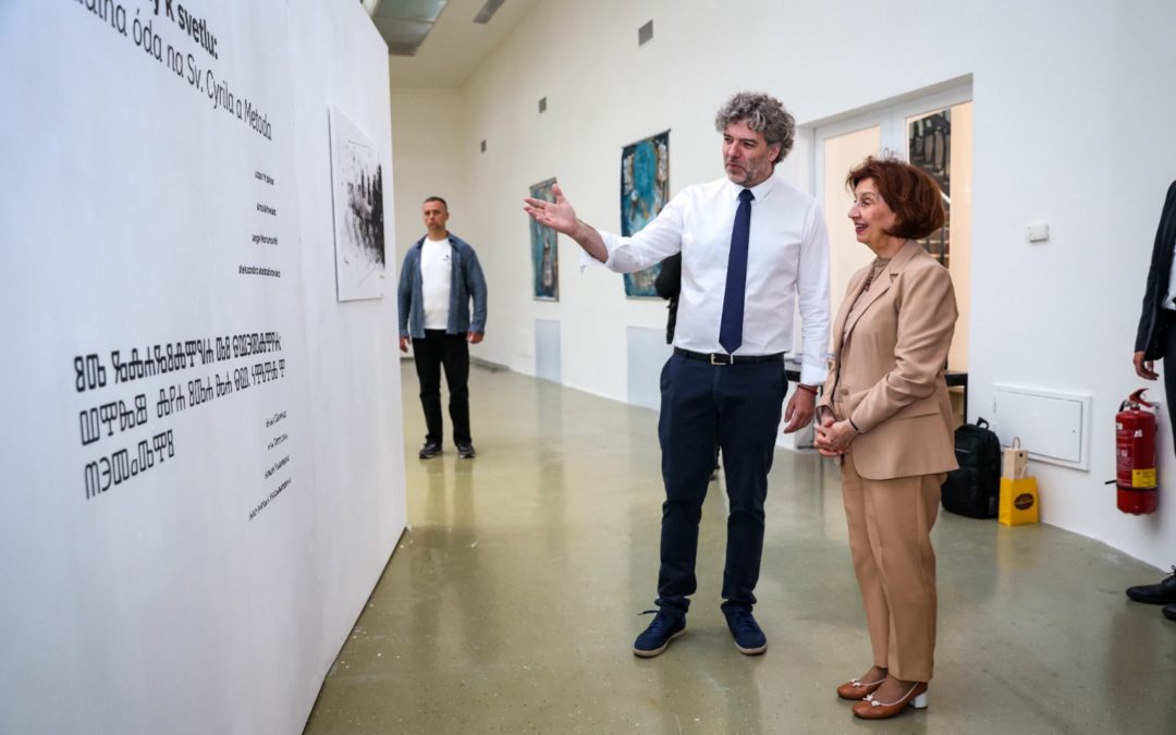 Сиљановска-Давкова во Братислава ја посети мултимедијалната изложба на дела на македонски уметници „Од глаголица до светлина: Визуелна ода за Св. Кирил и Методиј“