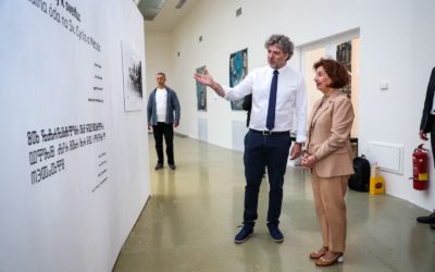 Сиљановска-Давкова во Братислава ја посети мултимедијалната изложба на дела на македонски уметници „Од глаголица до светлина: Визуелна ода за Св. Кирил и Методиј“