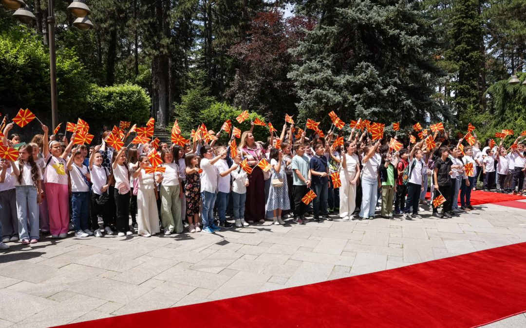 335 основци учествуваа на церемонијата на менување на државното знаме во претседателскиот кабинет