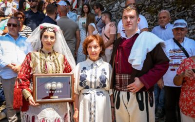 Сиљановска-Давкова им подари традиционална галичка пафта на младенците на „Галичка свадба“