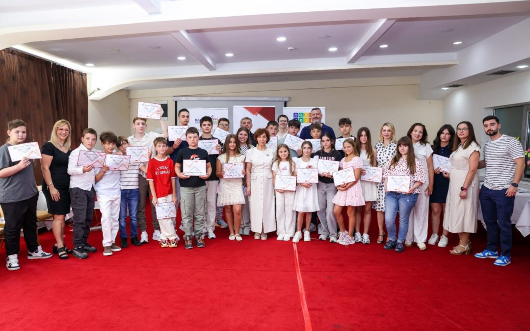 Сиљановска-Давкова им додели сертификати на учесниците на „Охрид камп за високо-технолошка извонредност“