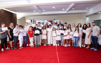 Сиљановска-Давкова им додели сертификати на учесниците на „Охрид камп за високо-технолошка извонредност“