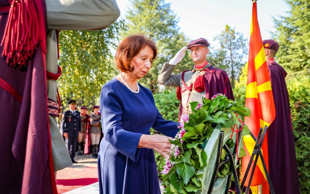 Претседателката Сиљановска-Давкова положи цвеќе на вечните почивалишта на Киро Глигоров, Борис Трајковски и Никола Кљусев по повод Денот на независноста