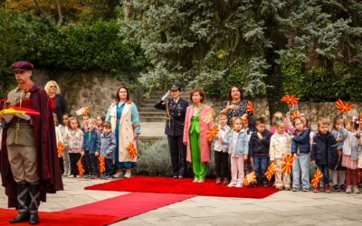 Церемонија на менување на државното знаме во претседателскиот кабинет пред најмлади посетители